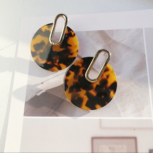 Last one Resin Tortoise Shell Hoop Dangle Earrings - Picture 2 of 6